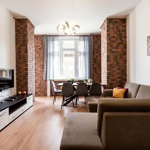 Jacuzzi And Privacy With 2 Balconies And Free Garage Budapešť